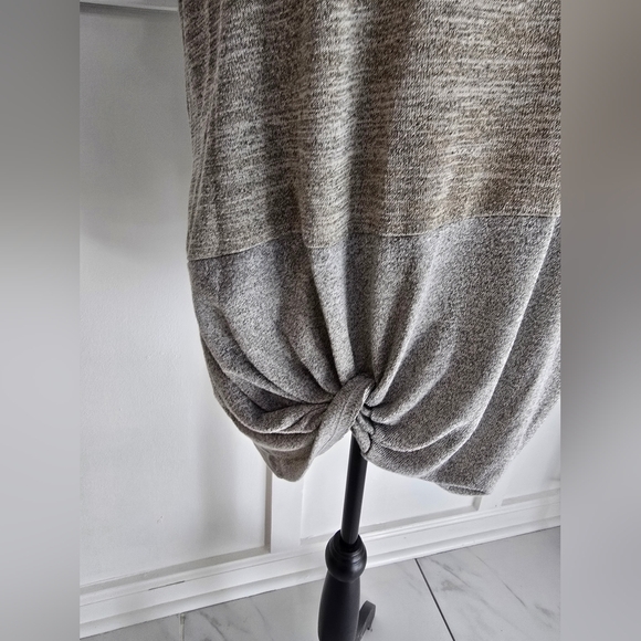 Two Two Win Colorblock Knot-Front Short Sleeve Top - Black & Gray Sz M - Picture 6 of 9